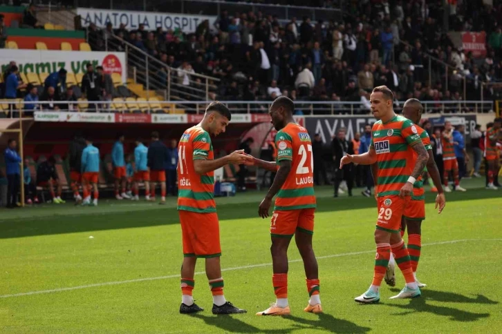 Trendyol Süper Lig: Alanyaspor: 2  - Adana Demirspor: 0 (İlk yarı)
