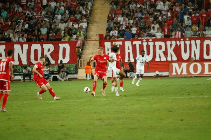 Trendyol Süper Lig: Antalyaspor: 0 - Galatasaray: 0 (İlk yarı)
