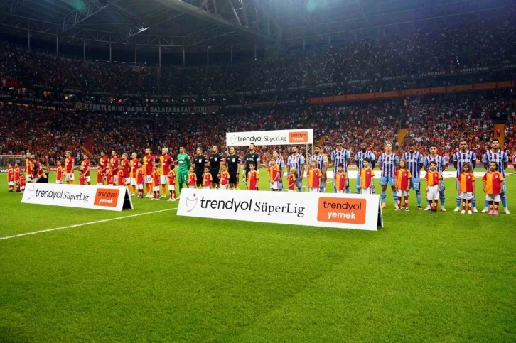 Trendyol Süper Lig: Galatasaray: 0 - Trabzonspor: 0 (Maç devam ediyor)
