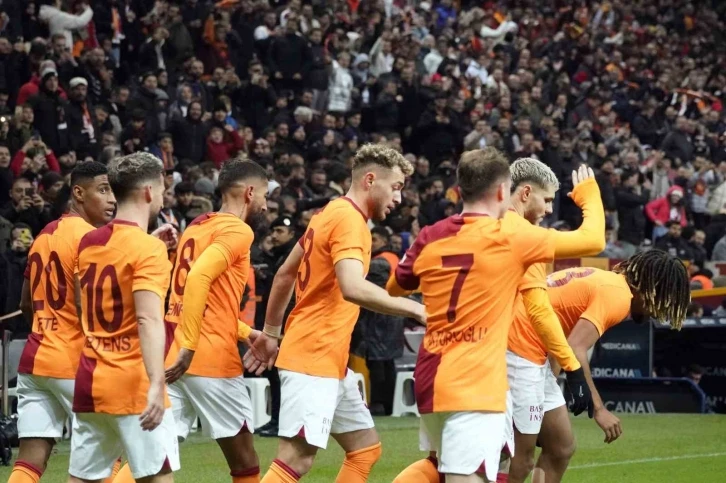 Trendyol Süper Lig: Galatasaray: 2 - Adana Demirspor: 1 (İlk yarı)
