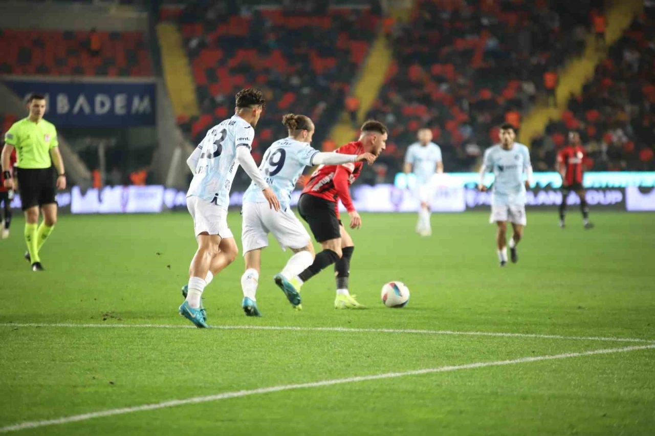 Trendyol Süper Lig: Gaziantep FK: 1 - Adana Demirspor: 0 (İlk yarı)