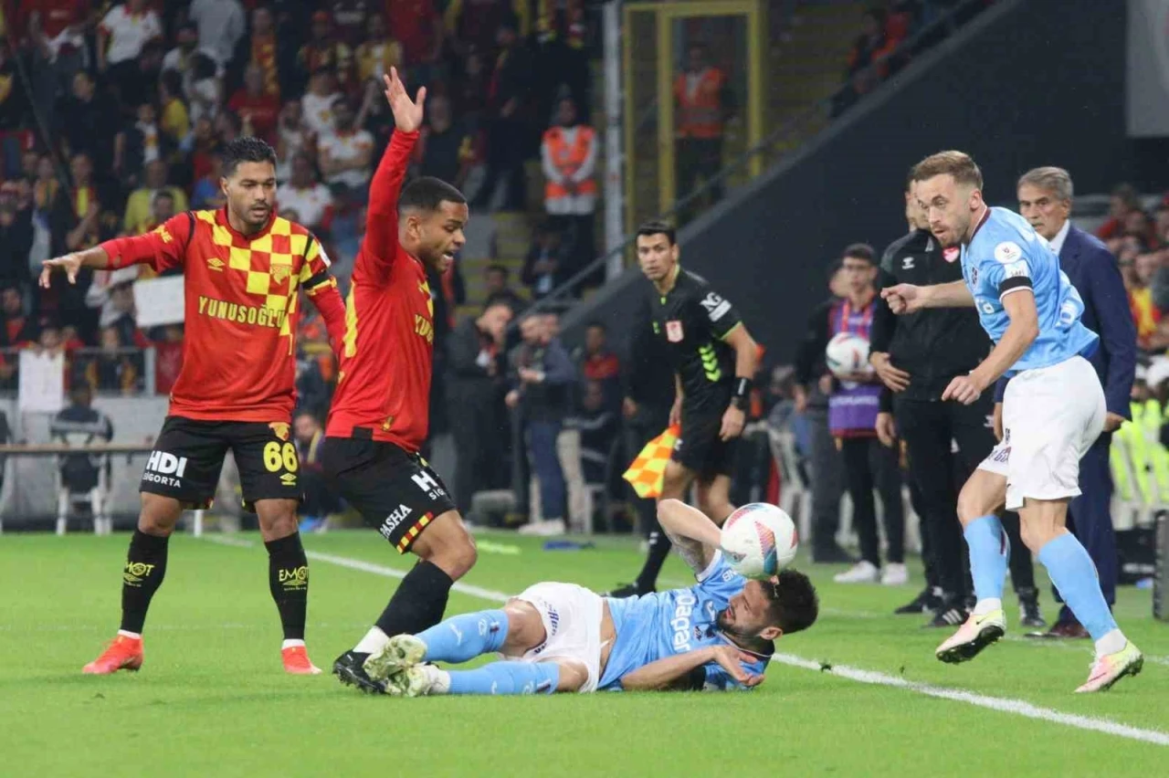 Trendyol Süper Lig: Göztepe: 0 - Trabzonspor: 0 (İlk yarı)
