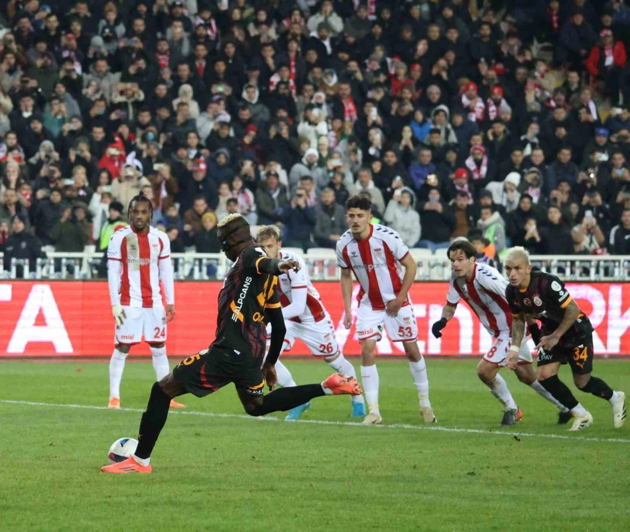 Trendyol Süper Lig:  N.G. Sivasspor: 1 - Galatasaray: 2 (İlk yarı)
