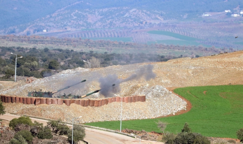 TSK, Afrin’i obüslerle bombardımana tutuyor