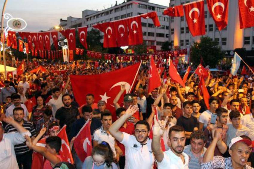 FETÖ’cü askerlere Türk bayraklı protesto