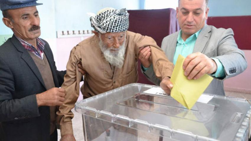 Türkiye'nin en yaşlı seçmeni oyunu kullandı