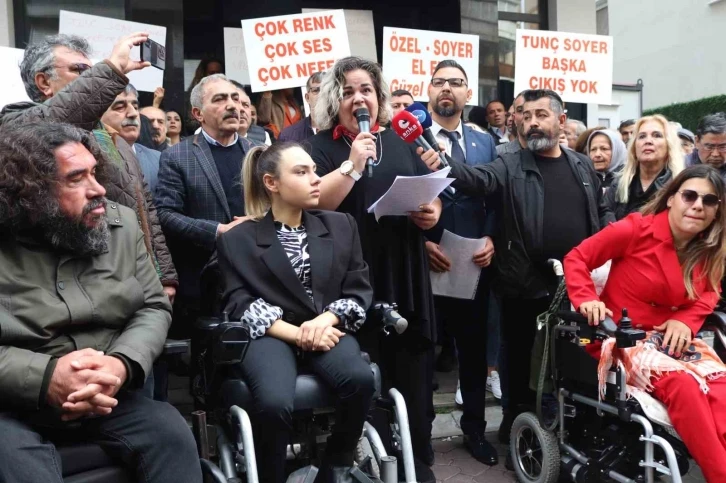 Tunç Soyer destekçilerinden CHP İzmir İl Başkanlığı önünde protesto
