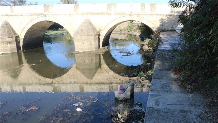 Tunca Nehri'ne atılan çöpler kirliliğe neden oldu