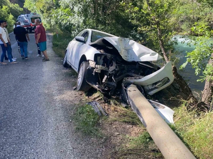 Tunceli’de kontrolden çıkan araç elektrik direğine çarptı: 4 yaralı
