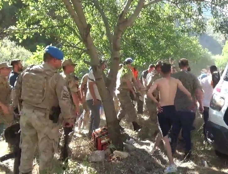 Tunceli’de serinlemek için çaya giren genç boğuldu