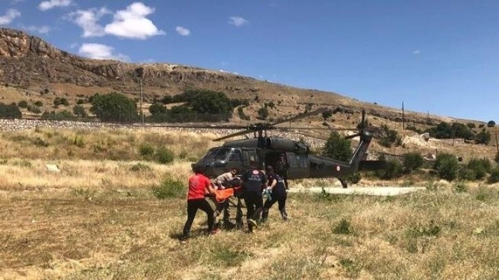 Tunceli'de askeri helikopter, kalp krizi geçiren kadın için havalandı