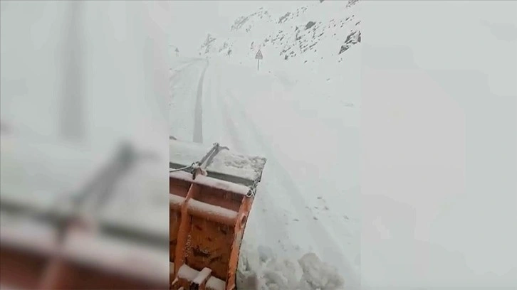 Tunceli'de kar yağışı ve tipi ulaşımı aksattı