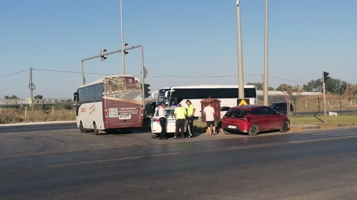 Tur midibüsü ile otomobilin kazası ucuz atlatıldı
