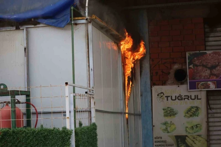 Turgutlu’da iş yerinde yangın: 3 iş yeri zarar gördü
