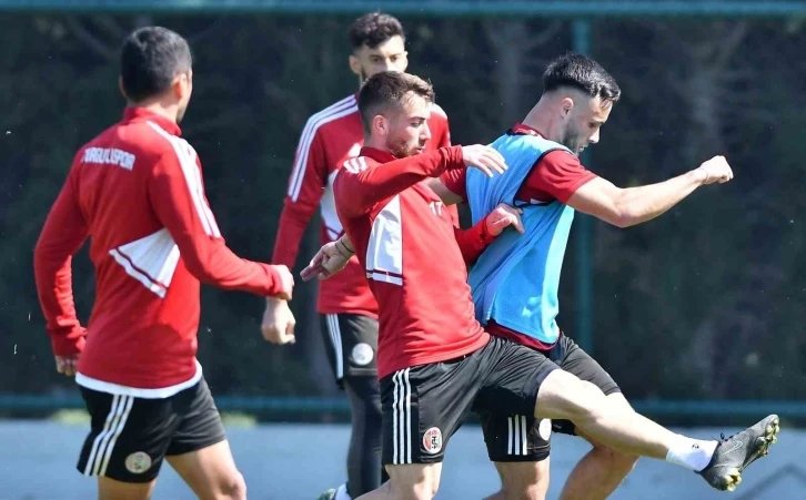 Turgutluspor’da 2 oyuncu kadro dışı bırakıldı
