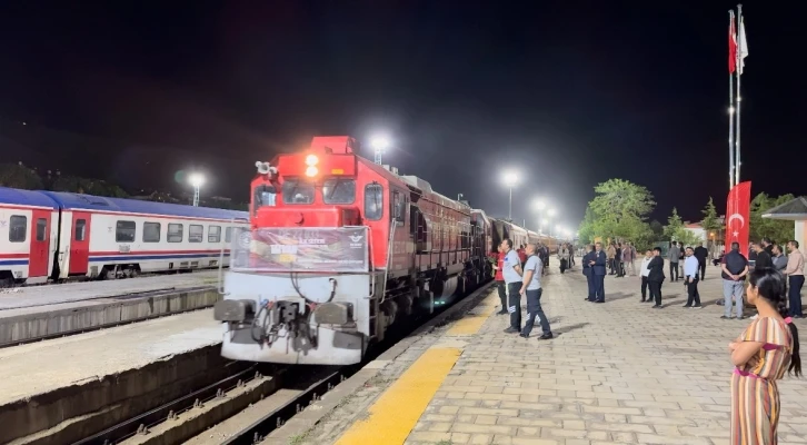 Turistik Tatvan Treni’nin ilk yolcuları Tatvan’a vardı
