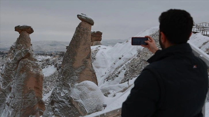 Turistler karla kaplanan Kapadokya'da gezdi