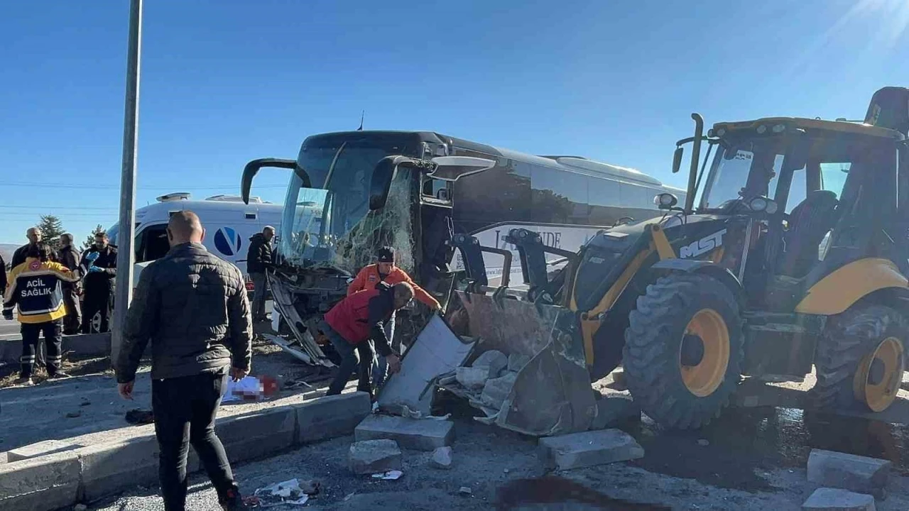 Turistleri taşıyan otobüs ile iş makinesi çarpıştı: 1’i ağır 6 yaralı
