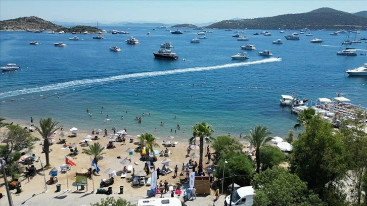 Turizm sezonunun uzadığı Bodrum'da yoğunluk sürüyor