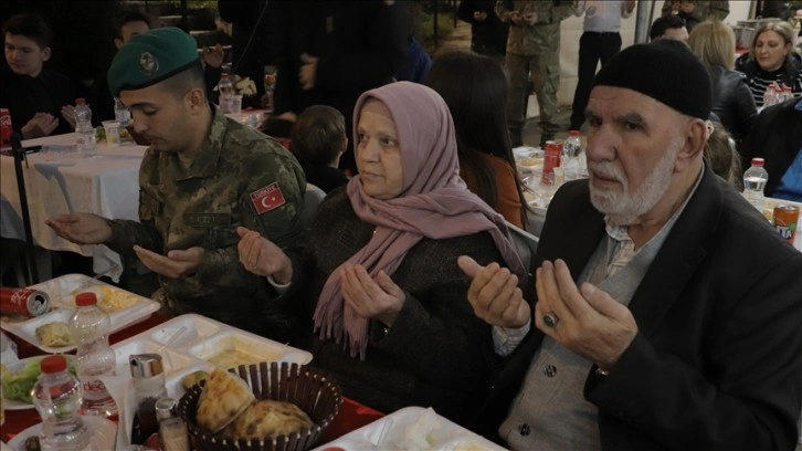 Türk askeri Kosova'da iftar programı düzenledi