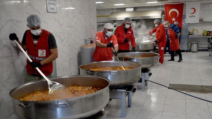 Türk Kızılay deprem bölgesinde yemek dağıtımını sürdürüyor