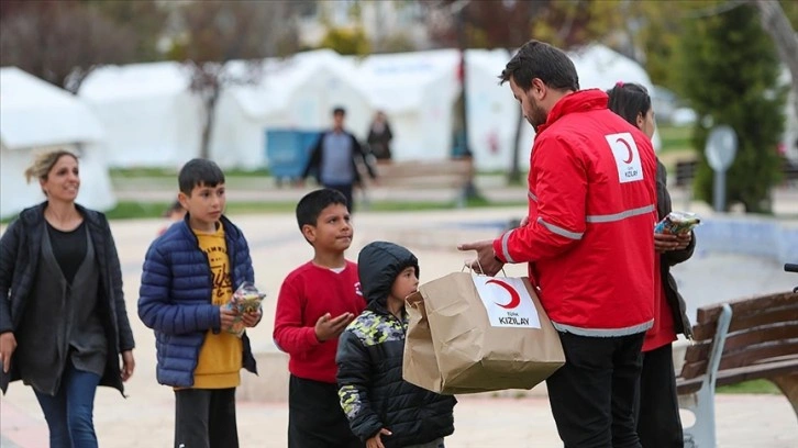 Türk Kızılay, depremzede çocukları ikram paketiyle sevindirdi