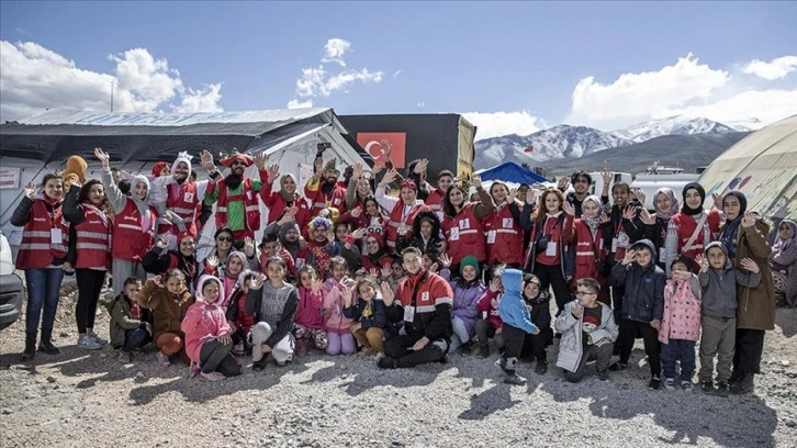 Türk Kızılay gönüllüleri, depremzede çocuklara moral oluyor