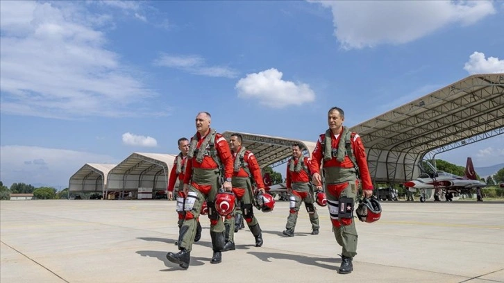 Türk Yıldızları TEKNOFEST İzmir'de gökyüzüne imzasını attı