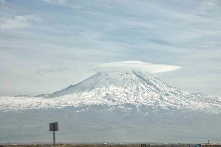 Türkiye’nin çatısı Ağrı Dağı buluttan şapkasını taktı