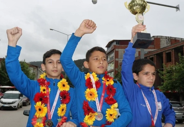 Türkiye şampiyonu güreşçi Kaan Buğra Yüksel ve arkadaşları şehir turu attı
