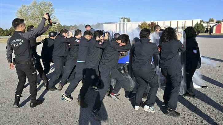 Türkiye, Türk ve yabancı gazetecilere olağanüstü şartlarda görev yapmayı öğretiyor