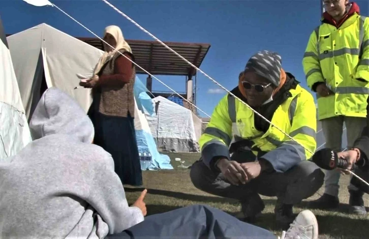 “Türkiye’ye borcumu ödemeliyim” diyen Afrikalı öğrenci soluğu deprem bölgesinde aldı
