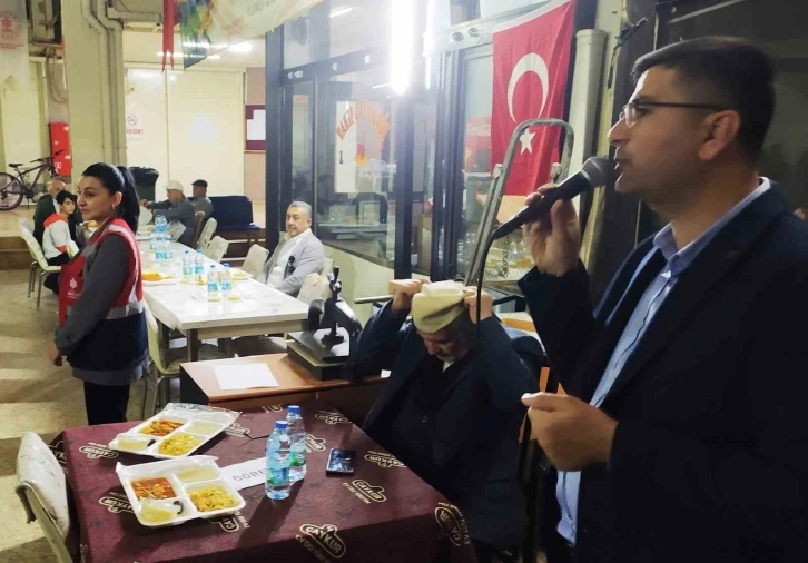 Türkoğlu ve Can iftarını vatandaşlarla açtı
