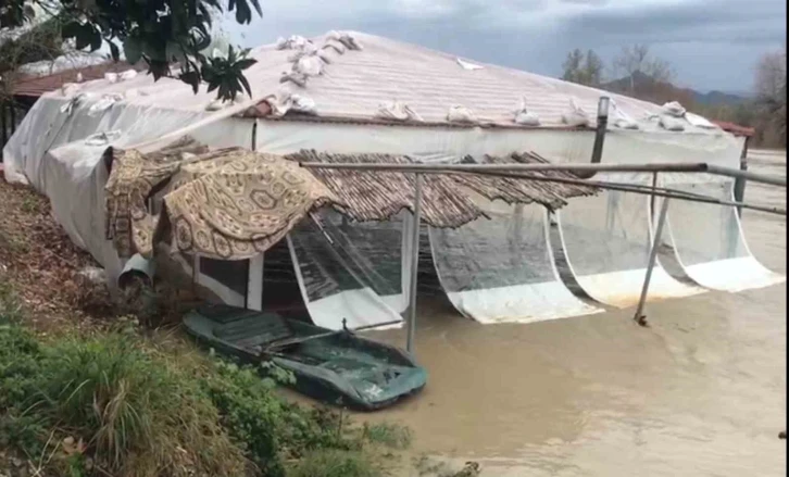 Turuncu kodla uyarılan Antalya’da tarlalar ve yollar göle döndü
