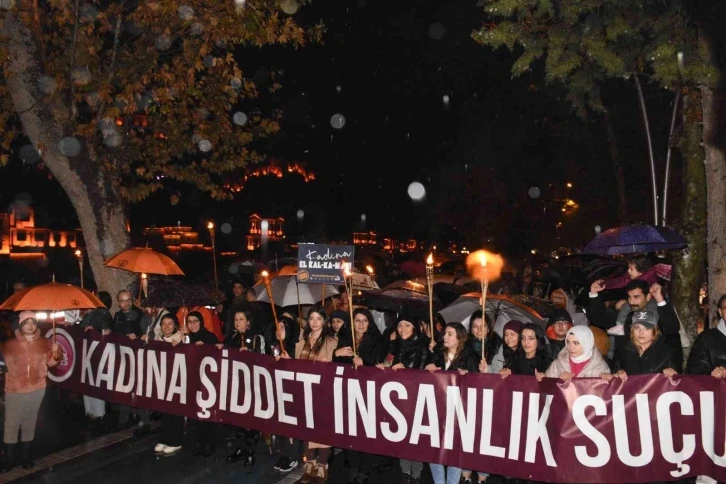 Kadına şiddete karşı meşaleli yürüyüş