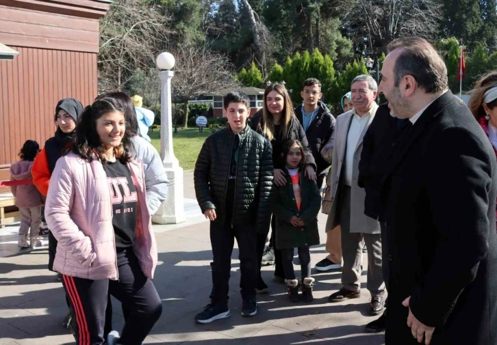 Tutuk, depremzede çocukları Yürüyen Köşk’te ağırladı
