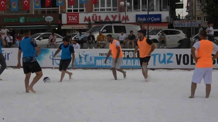 Tuzdan sahada futbol maçı yaptılar
