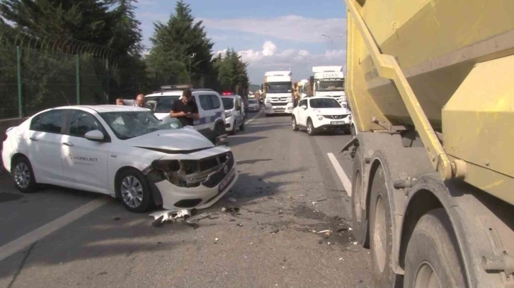 Tuzla’da otomobil ile hafriyat kamyonu çarpıştı: 3 yaralı
