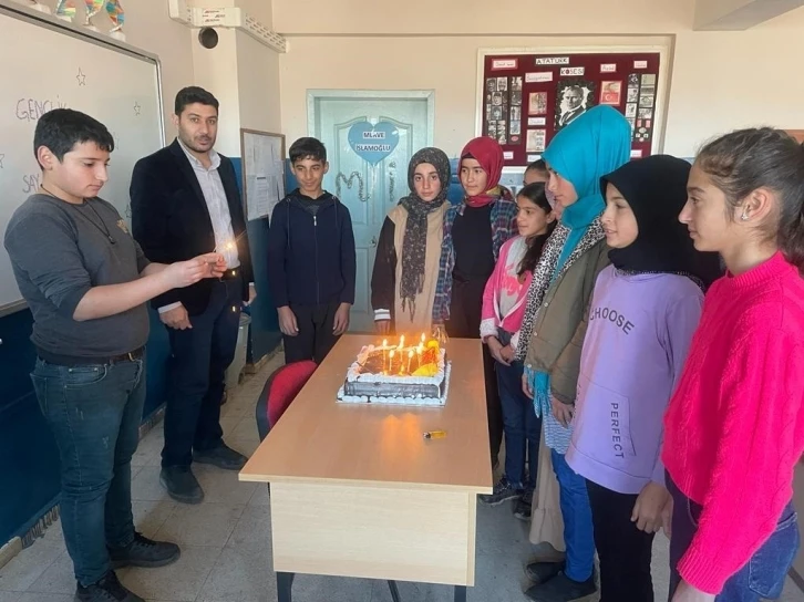 Tuzlalı öğrenciler, kendi harçlıkları ile Diyarbakırlı öğrencilere doğum günü pastası gönderiyor
