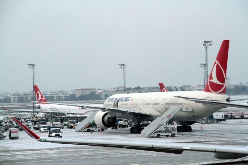 Uçaklar buzlanmaya karşı alkol ile yıkanıyor