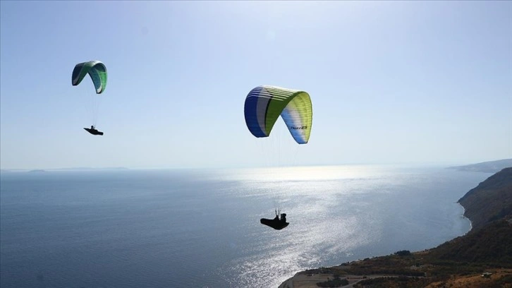 Uçmakdere pisti sonbaharda da yamaç paraşütü tutkunlarını çekiyor