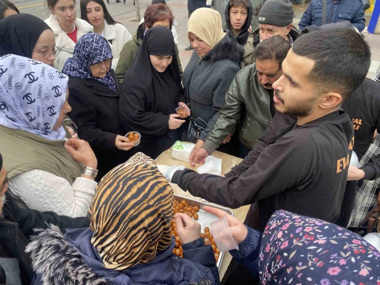 Ücretsiz lokma dağıtımı izdihama neden oldu
