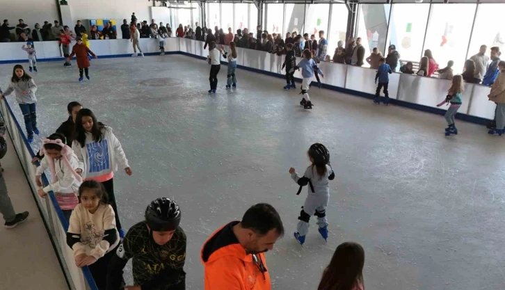 Ücretsiz olunca izdiham yaşandı: Karın yağmadığı şehirde buz pistine akın ettiler
