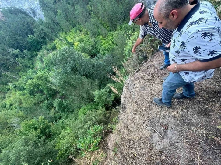 Uçurumdan atıldı, 8 yerinden bıçaklandı