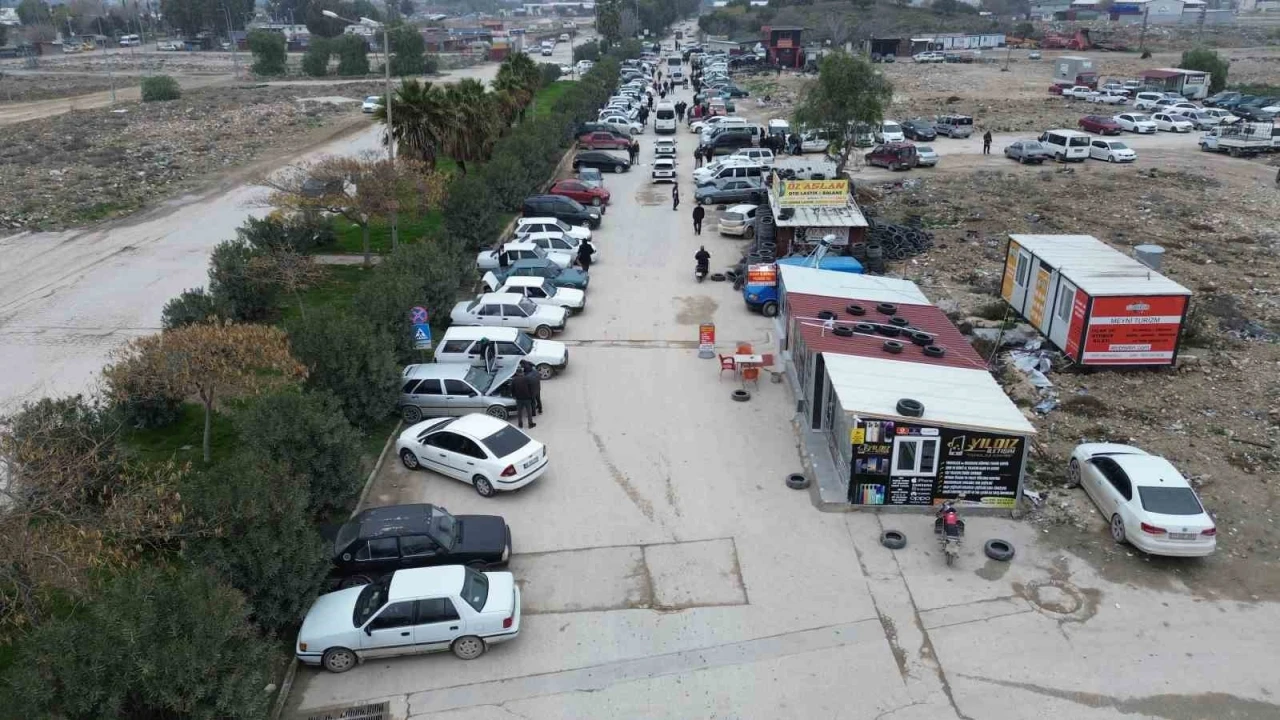 Ülkelerine dönmek isteyen Suriyeliler, araçlarını satışa çıkardı