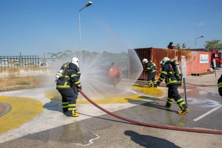 Ülkenin farklı kentlerinden gelen itfaiyeciler Bursa'da tatbikat gerçekleştirdi