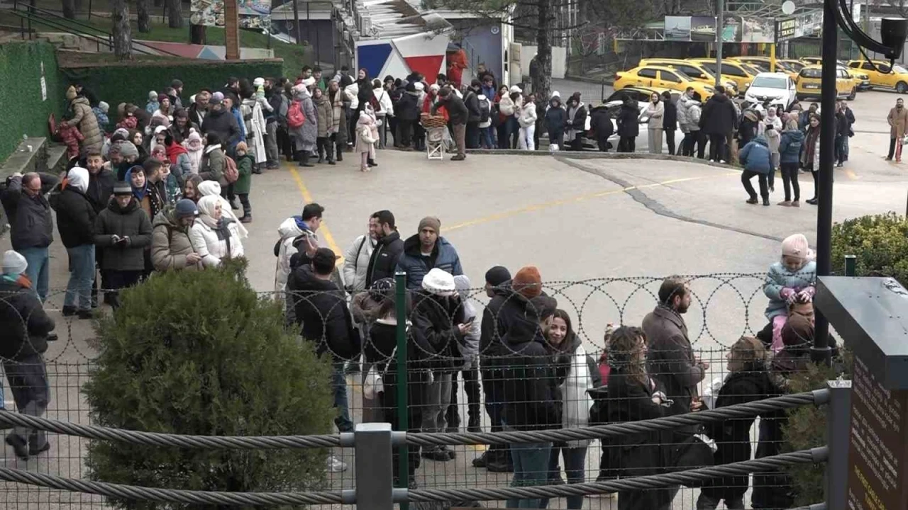 Bursa'da teleferik kuyruğu 