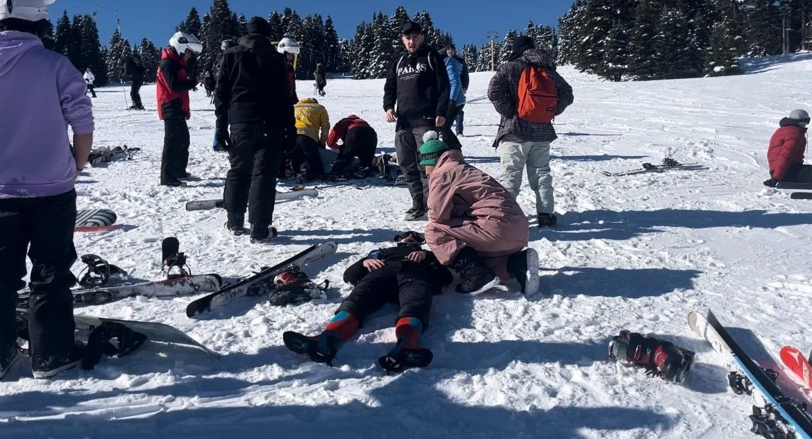 Uludağ’da acemi kayakçılar birbirine girdi: 3 yaralı...