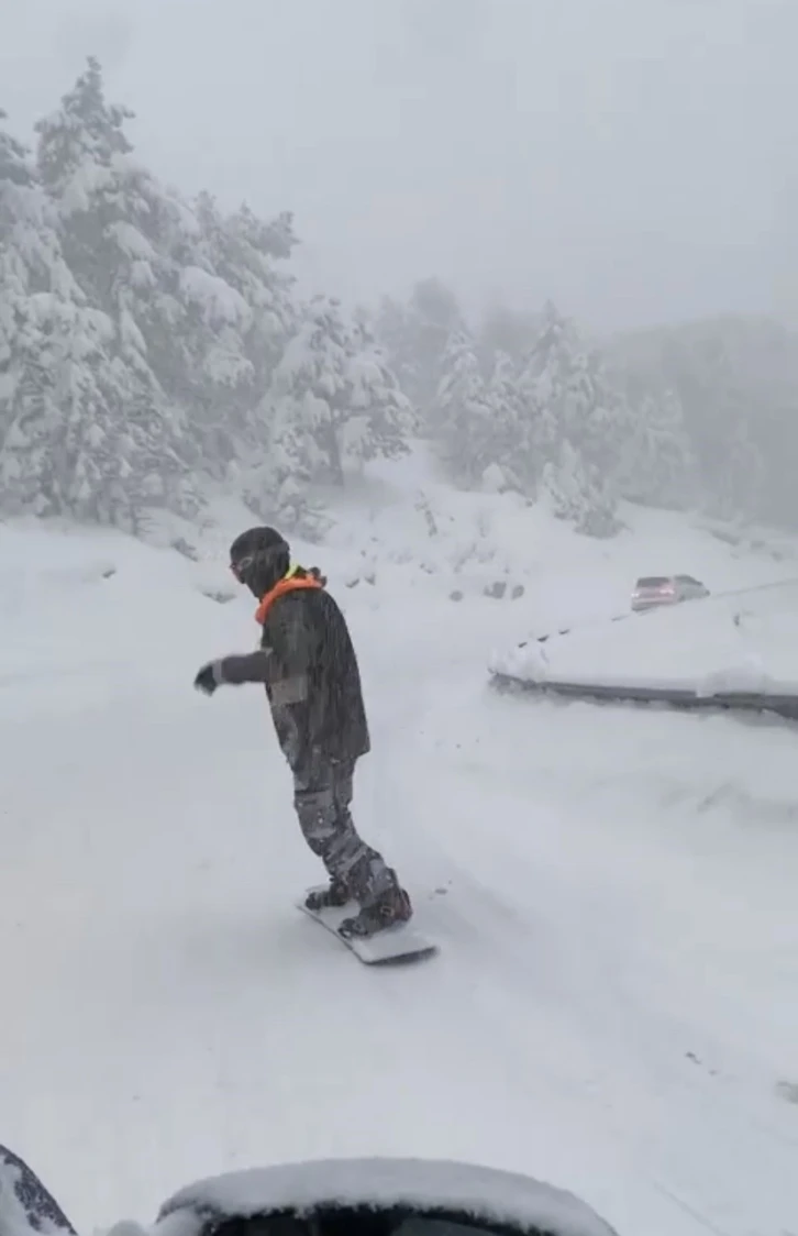 Uludağ yolunda trafik oluştu, o snowboard yaparak indi
