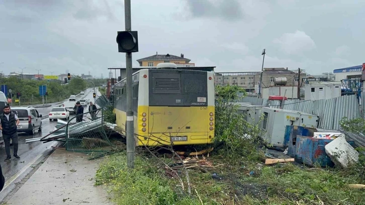 Ümraniye’de kaldırıma çıkan İETT otobüsü iş yerine daldı
